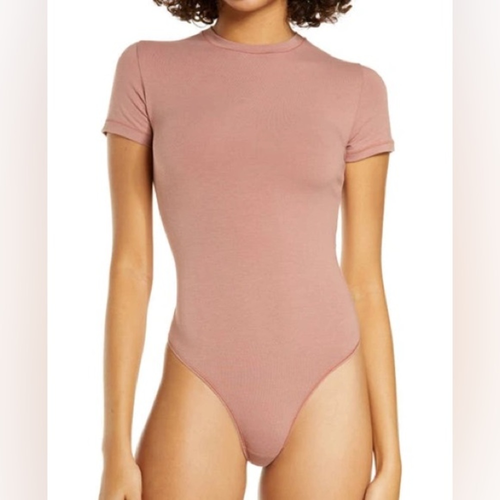 SKIMS Short Sleeve Bodysuit - Picture 3 of 4